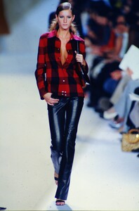 462473934_gisele-runway-mix(24).thumb.jpg.81c13979199553edc4ba440d65fa3f11.jpg