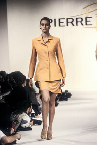 538676304_PierreBalmain1994WomenRTW10.thumb.jpg.62e25cc109c524e3d763e39c79c3e531.jpg