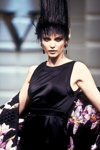 582942025_Valentino1995HauteCouture83.thumb.jpg.52dee5a80a20cf8607798dacd3906d24.jpg