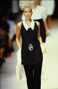 639569531_karl-lagerfeld-ss-1994(4).thumb.jpg.f8d560da2c0f6ebc4ac813e4b7767f5a.jpg
