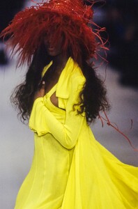 75619114_naomi-campbell(1).thumb.jpg.06ea62de5f0e9d26a6d6e0f2c7b2e38b.jpg