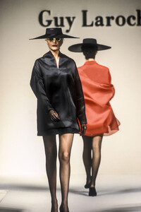 798780198_GuyLaroche1994HauteCouture87.thumb.jpg.aea3cfdc60e7881a654c14bef42de3be.jpg