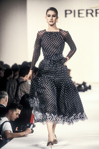 818551529_PierreBalmain1994WomenRTW49.thumb.jpg.cf5d0bcbf106c121c9ba8d9c78893034.jpg