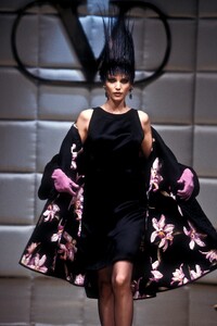 895293756_Valentino1995HauteCouture82.thumb.jpg.9a407a1850b541c39679c7adbf1654a9.jpg