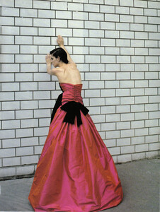 Ball_Gowns_Borthwick_Vogue_Italia_September_1995_06.thumb.jpg.cb3a5867e8ae45080f06974835cb9eb9.jpg