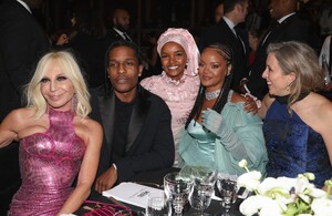 Donatella-Versace-ASAP-Rocky-Halima-Aden-Rihanna-Stephanie-Phair.thumb.jpg.9a95ad1e35b942b5261d8abc38cfd491.jpg