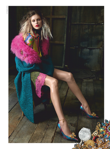 Meisel_Versace_Fall_Winter_19_20_06.thumb.png.c1d8bb2efde47cc1e3ba2981d78ec805.png
