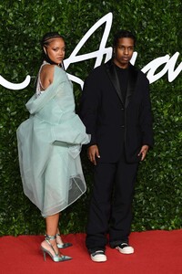 Rihanna---Fashion-Awards-2019-in-London-02.jpg