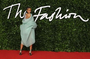 Rihanna---Fashion-Awards-2019-in-London-07.jpg
