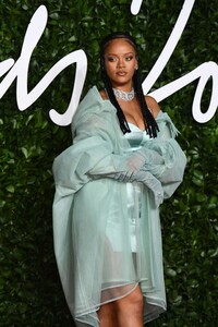 Rihanna---Fashion-Awards-2019-in-London-18.jpg