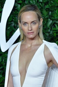 amber-valletta-fashion-awards-2019-red-carpet-in-london-1.jpg