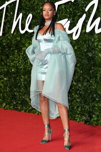 https___hypebeast.com_wp-content_blogs.dir_6_files_2019_12_british-fashion-awards-best-celebrity-red-carpet-looks-rihanna-adut-akech-emilia-clarke-1.thumb.jpg.edec34ab9f9e10cc16073fb7e597fb21.jpg