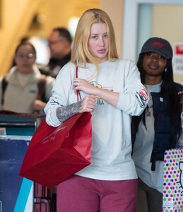 iggy-azalea-arriving-at-jfk-airport-in-nyc-12-25-2019-5.jpg