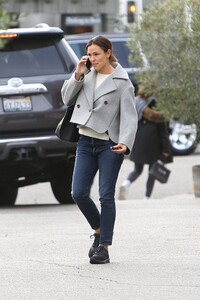 jennifer-garner-chatting-on-the-phone-12-02-2019-1.jpg