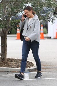 jennifer-garner-chatting-on-the-phone-12-02-2019-2.jpg