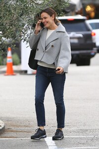 jennifer-garner-chatting-on-the-phone-12-02-2019-5.jpg