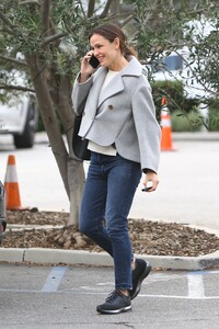 jennifer-garner-chatting-on-the-phone-12-02-2019-7.jpg