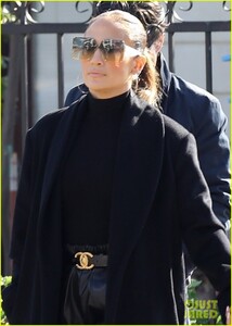 jennifer-lopez-alex-rodriguez-keep-close-during-day-out-in-hollywood-02.jpg