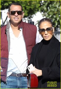 jennifer-lopez-alex-rodriguez-keep-close-during-day-out-in-hollywood-04.jpg
