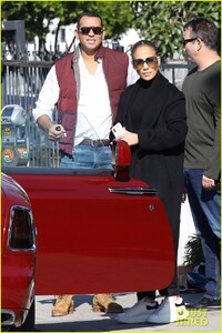 jennifer-lopez-alex-rodriguez-keep-close-during-day-out-in-hollywood-07.jpg