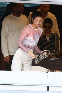 kendall-jenner-and-bella-hadid-david-grutman-s-yacht-in-miami-12-04-2019-6.jpg