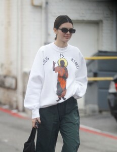 kendall-jenner-street-style-12-29-2019-3.jpg
