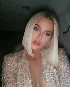 khloe-kardashian-social-media-12-25-2019-13.jpg