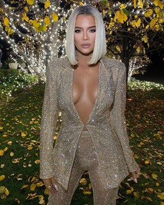 khloe-kardashian-social-media-12-25-2019-3.jpg