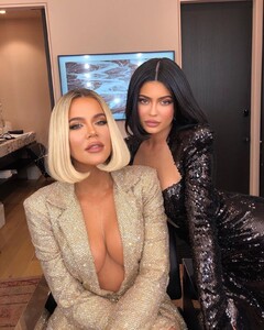 khloe-kardashian-social-media-12-25-2019-5.jpg