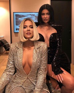 khloe-kardashian-social-media-12-25-2019-8.jpg