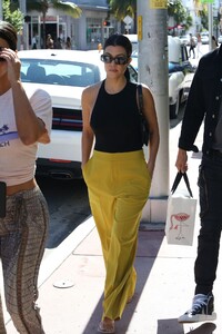 kourtney-kardashian-shopping-in-miami-12-03-2019-2.jpg
