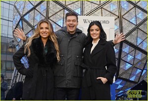 lucy-hale-nye-rehearsals-ryan-seacrest-03.jpg