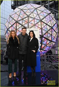 lucy-hale-nye-rehearsals-ryan-seacrest-06.jpg