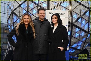 lucy-hale-nye-rehearsals-ryan-seacrest-11.jpg