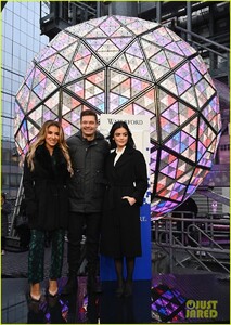 lucy-hale-nye-rehearsals-ryan-seacrest-12.jpg
