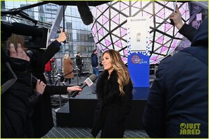 lucy-hale-nye-rehearsals-ryan-seacrest-16.jpg