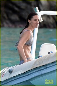 pippa-middleton-bikini-boat-ride-with-family-02.jpg