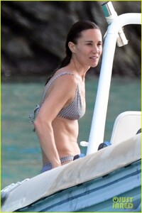 pippa-middleton-bikini-boat-ride-with-family-30.jpg