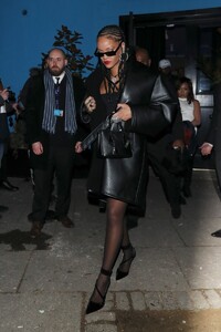 rihanna-all-black-fenty-london-1.thumb.jpg.85b3f490b361361d5091072730dd3517.jpg