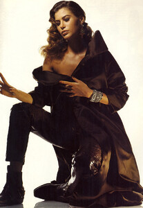 vogue_italia_december_1991_carre_otis.thumb.jpg.111c2fc6ce7af57dd2e87b9a3f02b30a.jpg