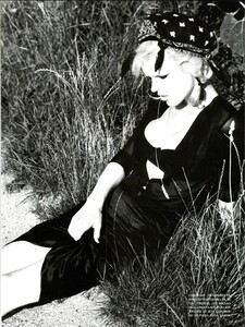 von_Unwerth_Vogue_Italia_September_1995_11.thumb.jpg.98970c7122c8d004e6854514e378eb99.jpg