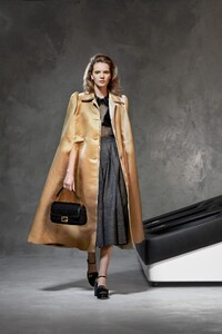 00038-fendi-pre-fall-2020.thumb.jpg.142cb53a64ba73a8a166a9b0d8e74894.jpg
