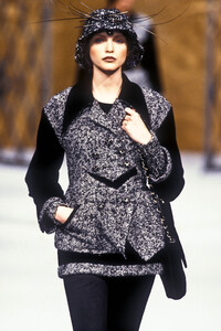 1040486380_Chanel1993HauteCouture30.thumb.jpg.12a89d179fd89452a7ee3650518bbd72.jpg