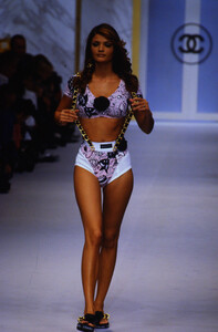 1061566274_chanel-ss-1993(5).thumb.jpg.7cc3046c60d04f91a5b5cd5f5fff8335.jpg