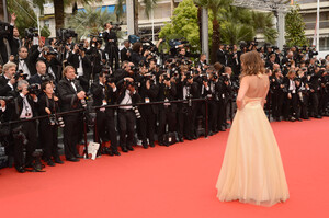 1062703611_(12)LauryThilleman_Cannes2013-05.thumb.jpg.d77409edcc08ee83779c09b091759d71.jpg