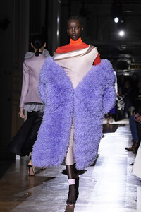 1065911334_ValentinoRunwayParisFashionWeekHauteuiiLFtsyghyx.thumb.jpg.bf5d298e04775d3839e9ffb07a578fd3.jpg