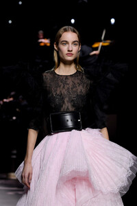 1114263486_GivenchyRunwayParisFashionWeekHauteCouturebZHn6vTVSakx.thumb.jpg.d48b8b8838872752def08140ab285758.jpg
