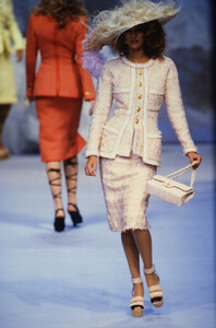1138788451_chanel-hc-ss-1992(2).thumb.jpg.7067da8a71cdcc0c19764c3375de777f.jpg