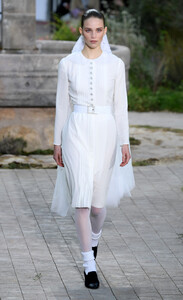 1241309900_ChanelRunwayParisFashionWeekHauteCoutureVnr0VIIjUwnx.thumb.jpg.77608a669c8a8cb64f14abcb48061edd.jpg