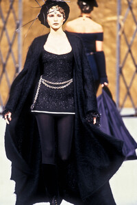 1433166163_Chanel1993HauteCouture14.thumb.jpg.6f33f2f55c1066cd89fd2ca3e632736e.jpg